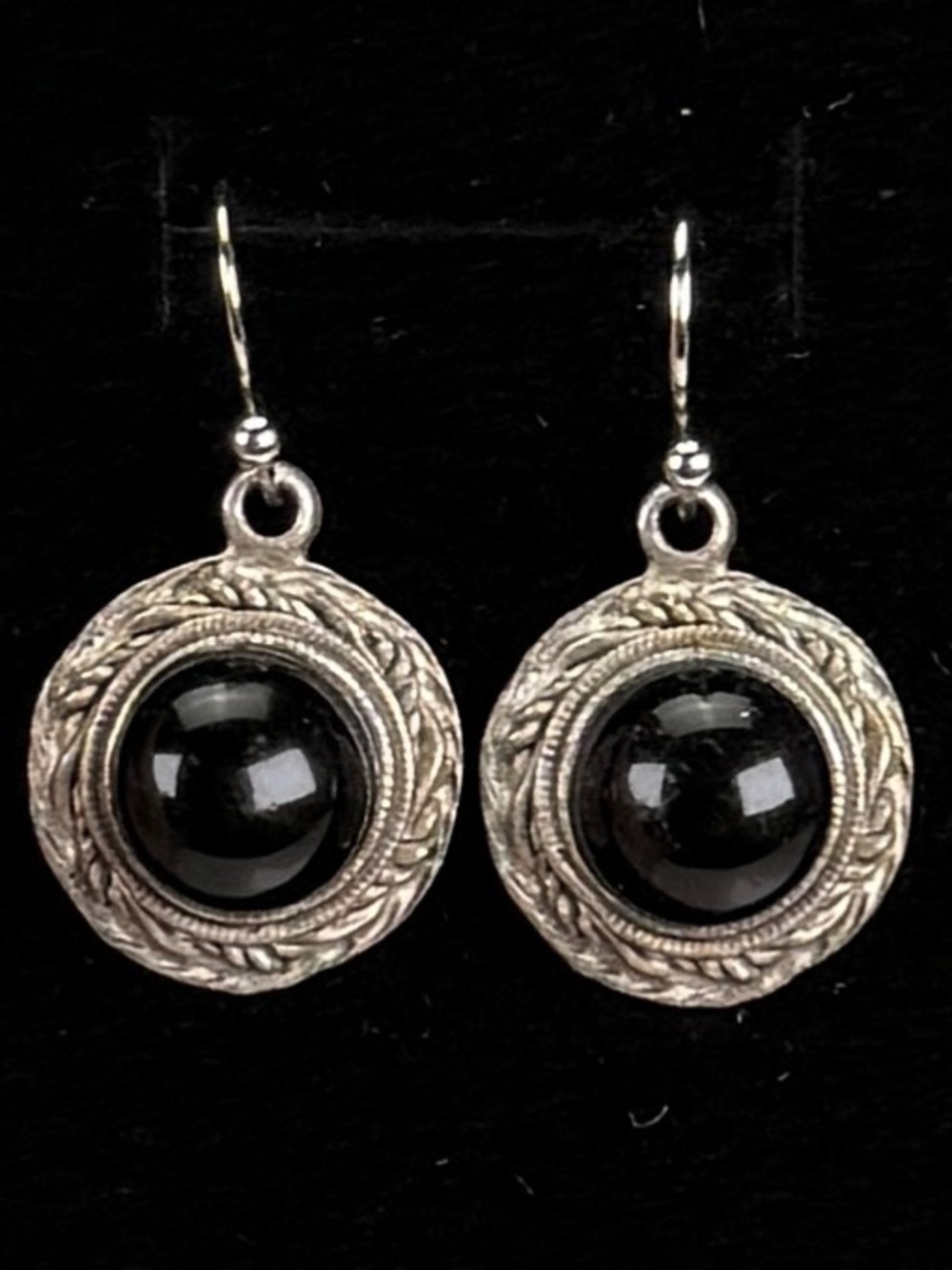 Beautiful vintage, Silvertone and black pierced earrings